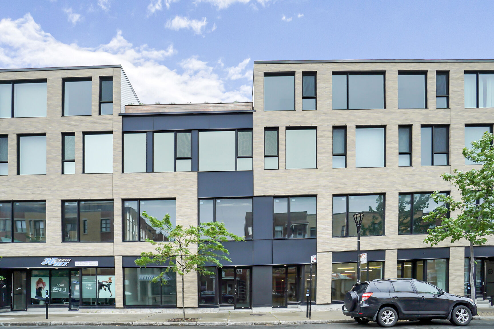 7472-7480 Rue Saint-Hubert, Montréal, QC à louer Photo de l’immeuble– Image 1 sur 10
