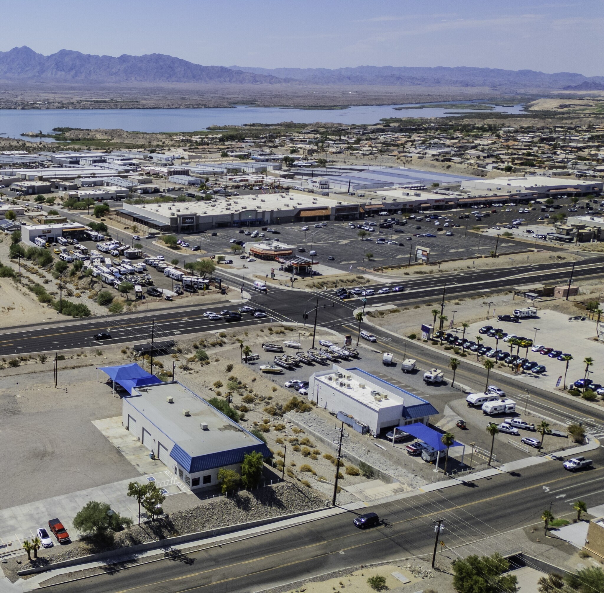 951 Lake Havasu Ave N, Lake Havasu City, AZ à louer Photo principale– Image 1 sur 80
