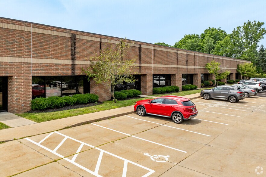 3743 – 3755 Boettler Oaks Dr., Uniontown, OH à louer - Photo de l’immeuble – Image 3 sur 7