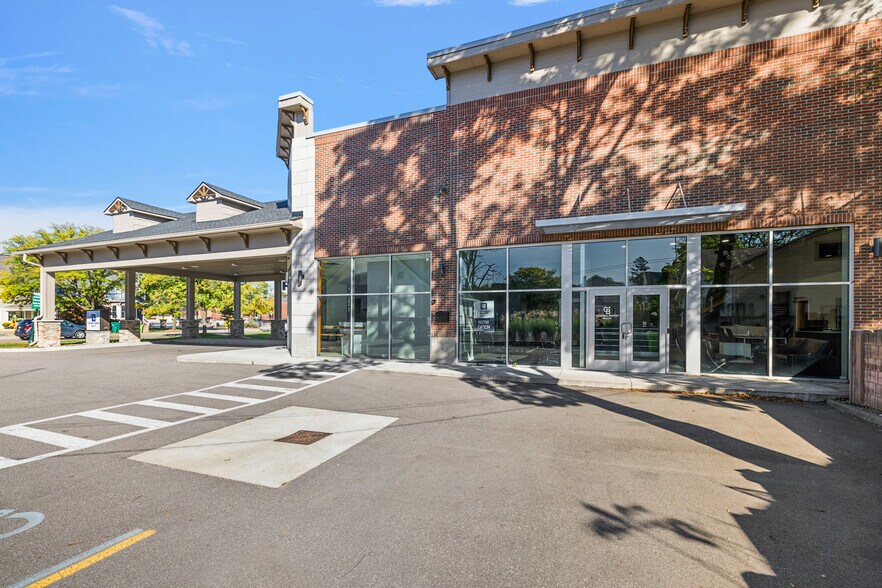 311 W University Dr, Rochester, MI à louer - Photo de l’immeuble – Image 2 sur 21