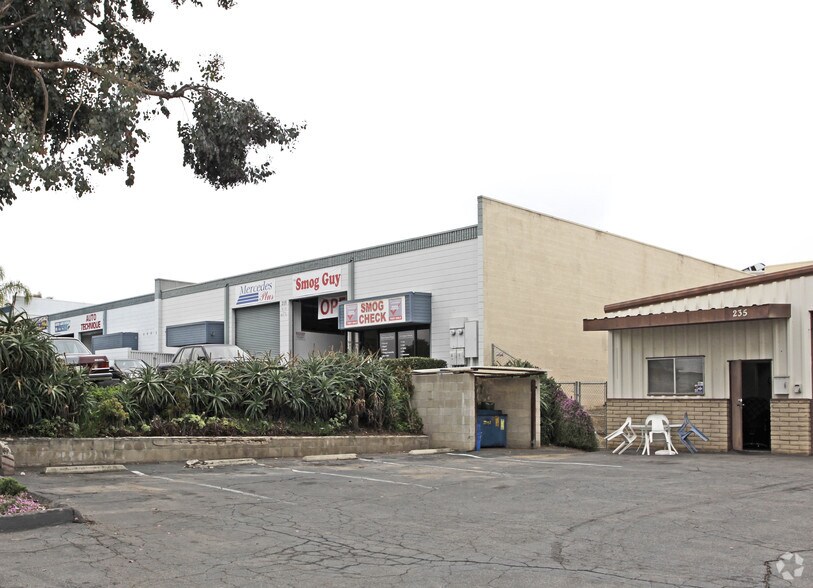 215 N Andreasen Dr, Escondido, CA à louer - Photo de l’immeuble – Image 3 sur 3