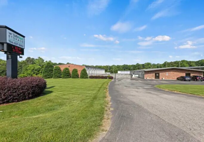 14735 Lucia Riverbend Hwy, Stanley, NC à louer - Photo de l’immeuble – Image 2 sur 7