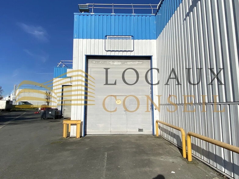 Local d’activités dans Sartrouville à louer - Photo principale – Image 1 sur 11