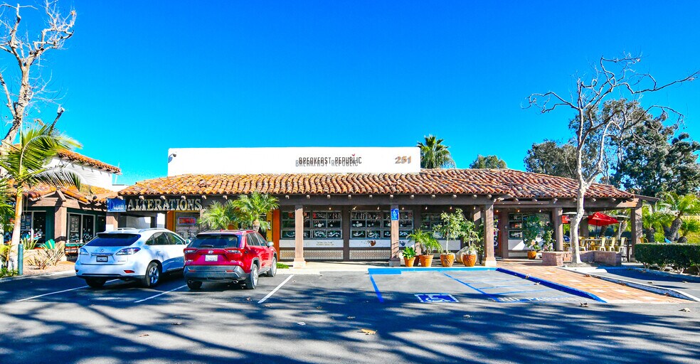 247-277 N El Camino Real, Encinitas, CA à louer - Photo de l’immeuble – Image 2 sur 4