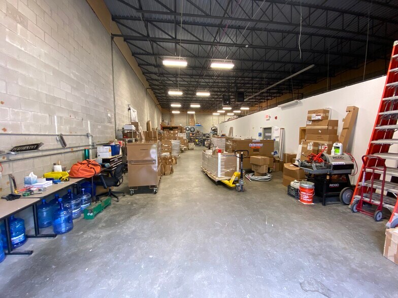 275 Centre St, Holbrook, MA à louer - Photo intérieure – Image 3 sur 7