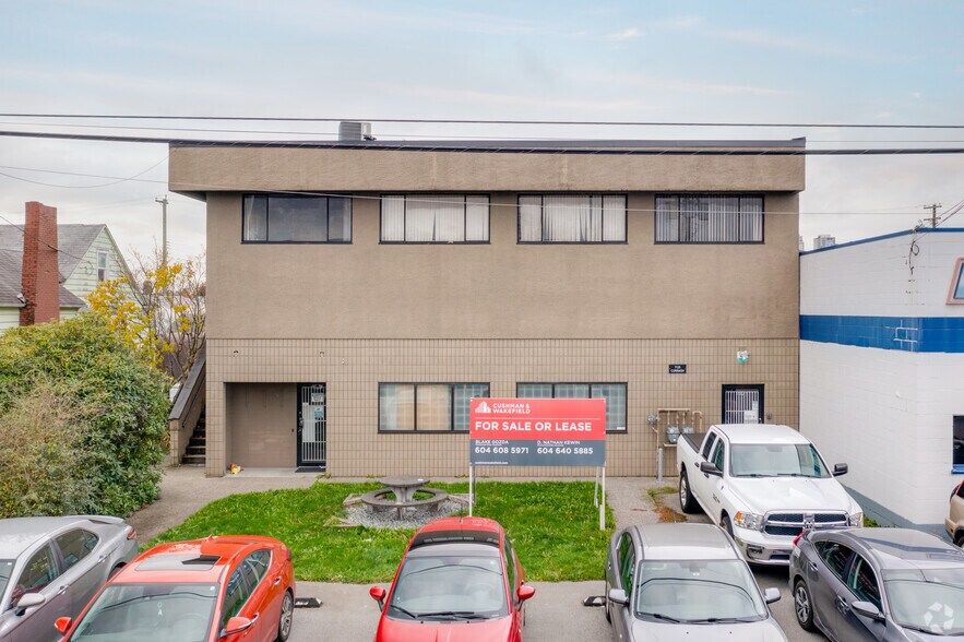 7123 Curragh Av, Burnaby, BC à louer - Photo principale – Image 1 sur 13