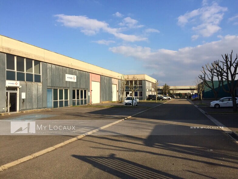 Local d’activités dans Argenteuil à louer - Photo de l’immeuble – Image 1 sur 8