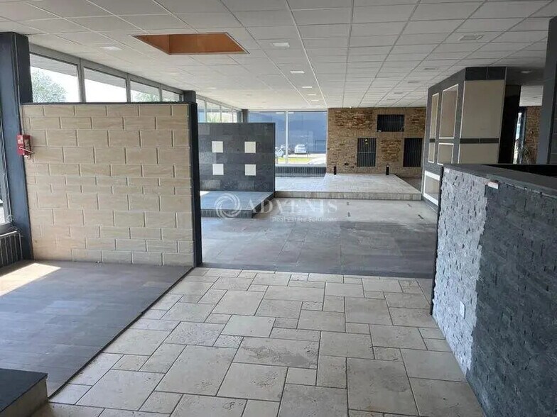 Local commercial dans Coignières à louer - Photo de l’immeuble – Image 3 sur 4