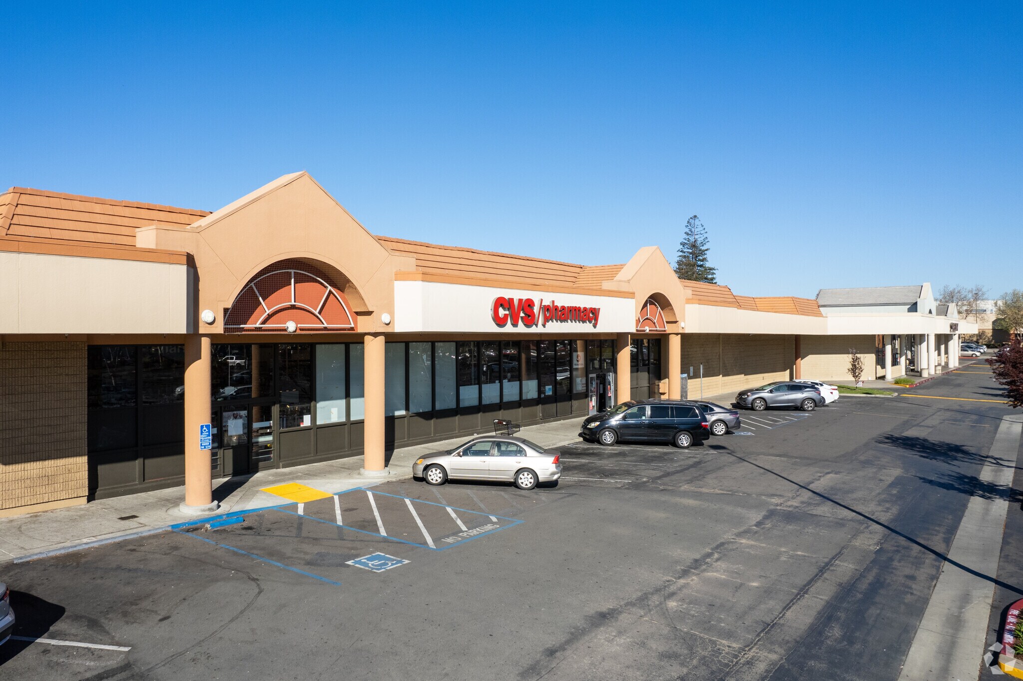 215-277 W Jackson St, Hayward, CA à louer Photo principale– Image 1 sur 6