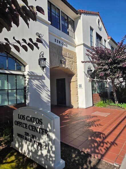 229 W Main St, Los Gatos, CA à vendre - Photo de l’immeuble – Image 3 sur 13
