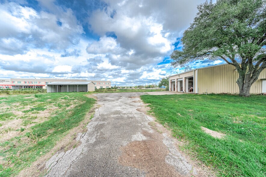 7347 Large Ave, Manvel, TX à vendre - Photo de l’immeuble – Image 3 sur 26