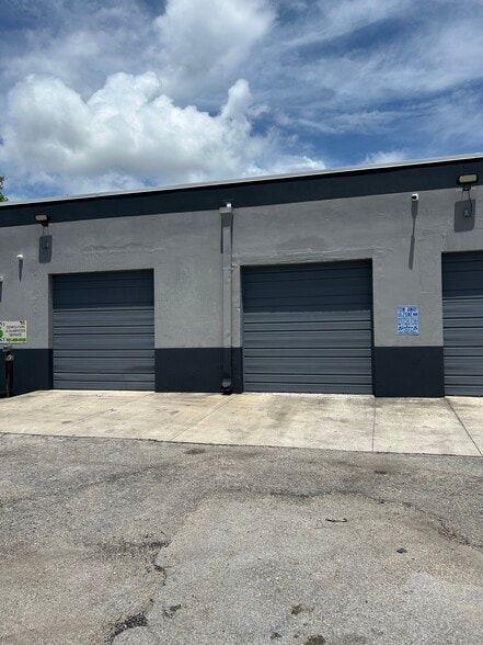 799 N Military Trl, West Palm Beach, FL à louer - Photo de l’immeuble – Image 3 sur 5