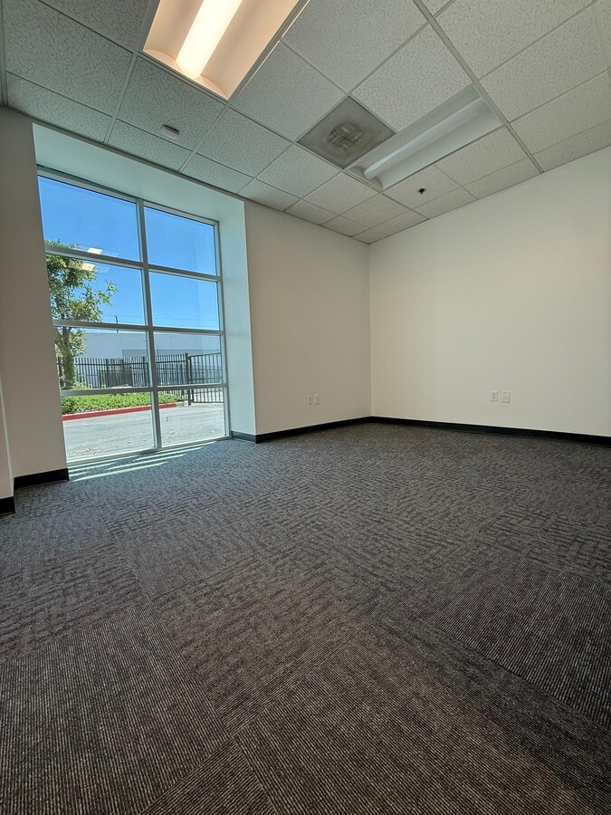 10262 Birtcher Dr, Jurupa Valley, CA 91752 - Lot 11-B - - Photo intérieure - Image 2 of 15