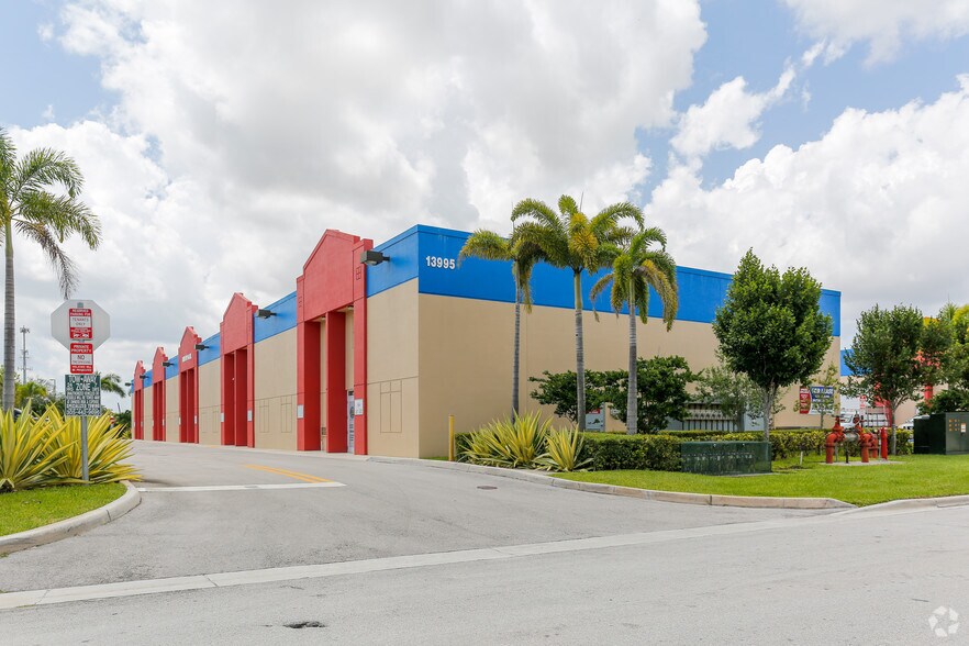 13991 SW 143rd Ct, Miami, FL à louer - Photo de l’immeuble – Image 1 sur 3
