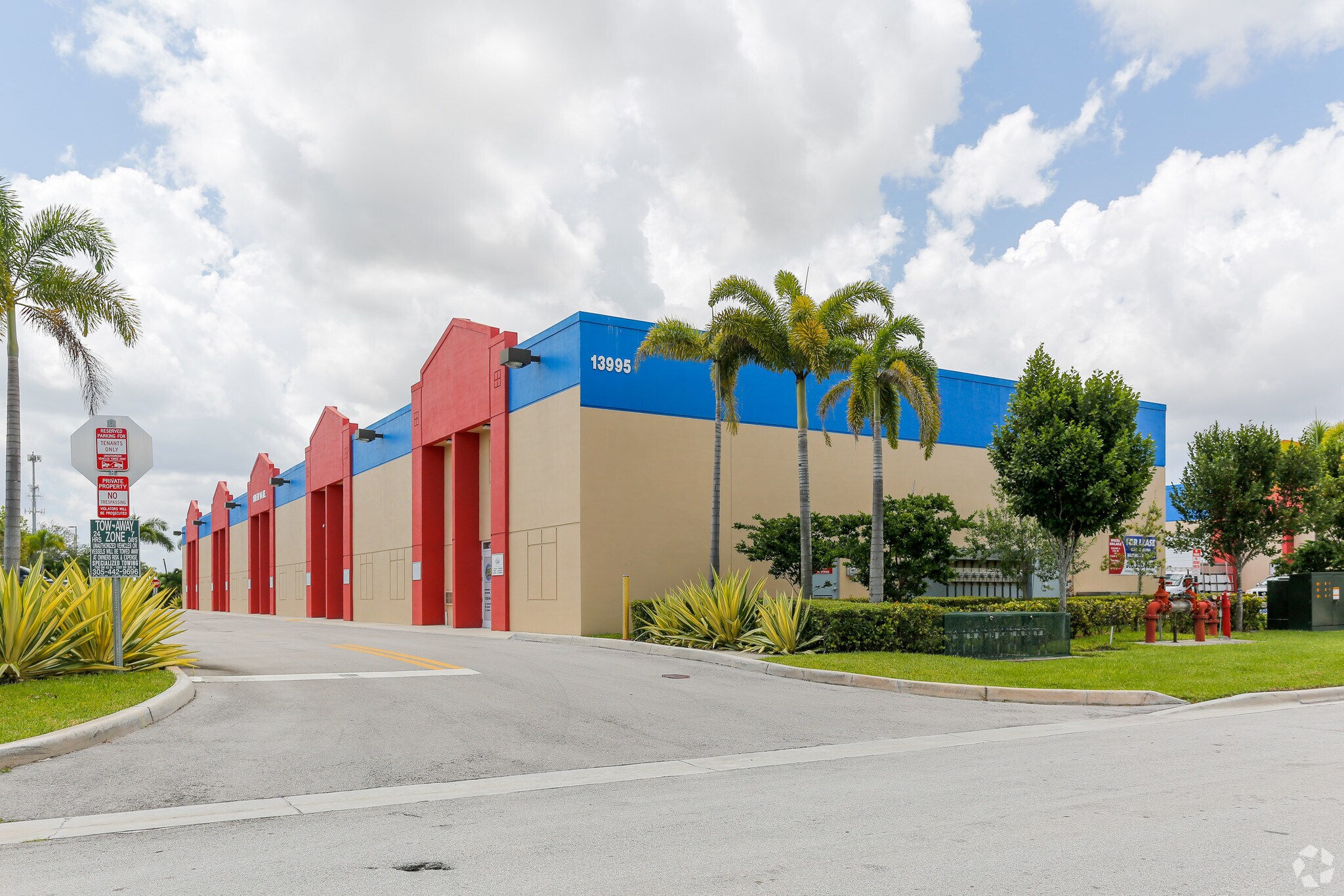 13991 SW 143rd Ct, Miami, FL à louer Photo de l’immeuble– Image 1 sur 4