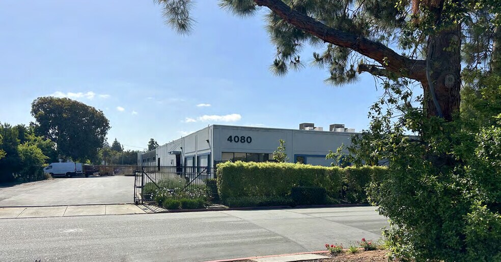 4080 Campbell Ave, Menlo Park, CA à louer - Photo de l’immeuble – Image 2 sur 4
