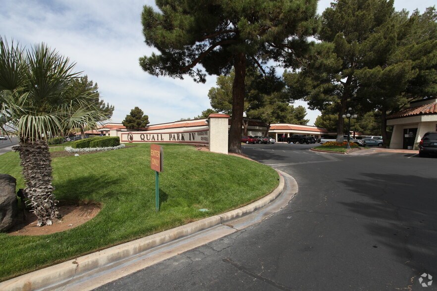 2810 W Charleston Blvd, Las Vegas, NV à louer - Photo de l’immeuble – Image 2 sur 9