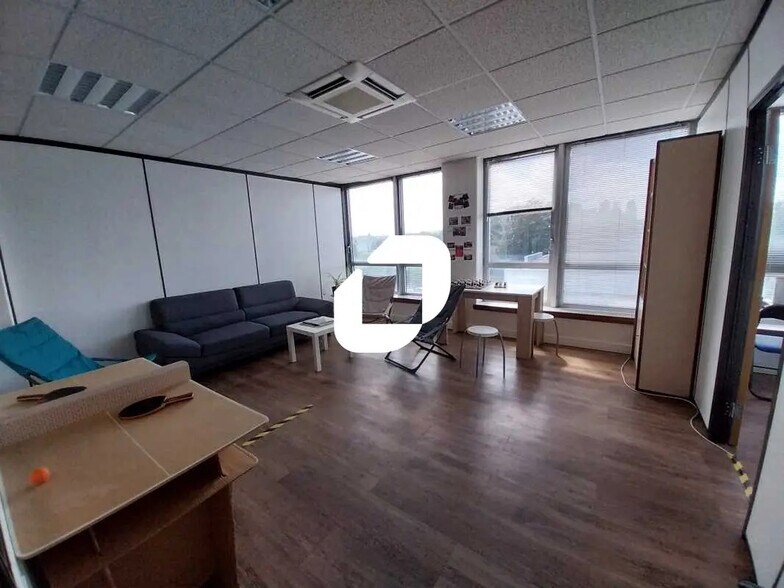 Bureau dans Les Ulis à louer - Photo de l’immeuble – Image 2 sur 6