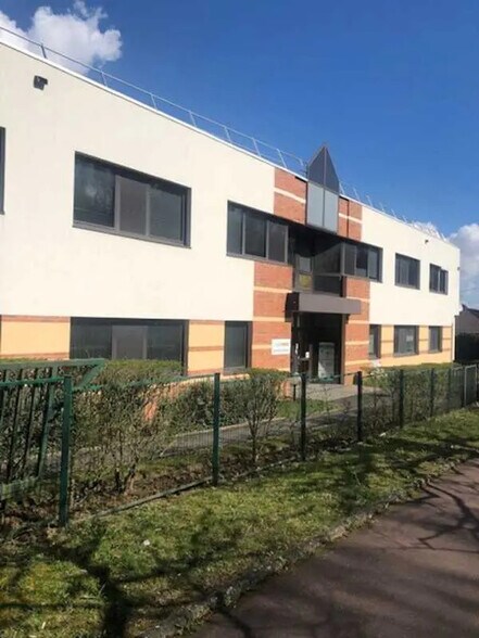 Local d’activités dans Champs-sur-Marne à louer - Photo de l’immeuble – Image 2 sur 4