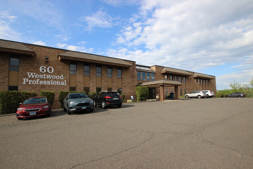 60 Westwood Ave, Waterbury, CT à vendre - Photo intérieure – Image 3 sur 16