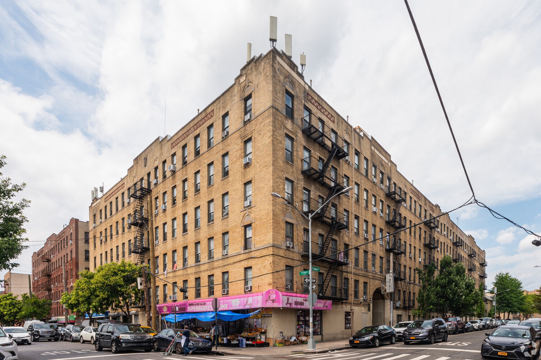 2501 Tratman Ave, Bronx, NY à louer Photo principale– Image 1 sur 9