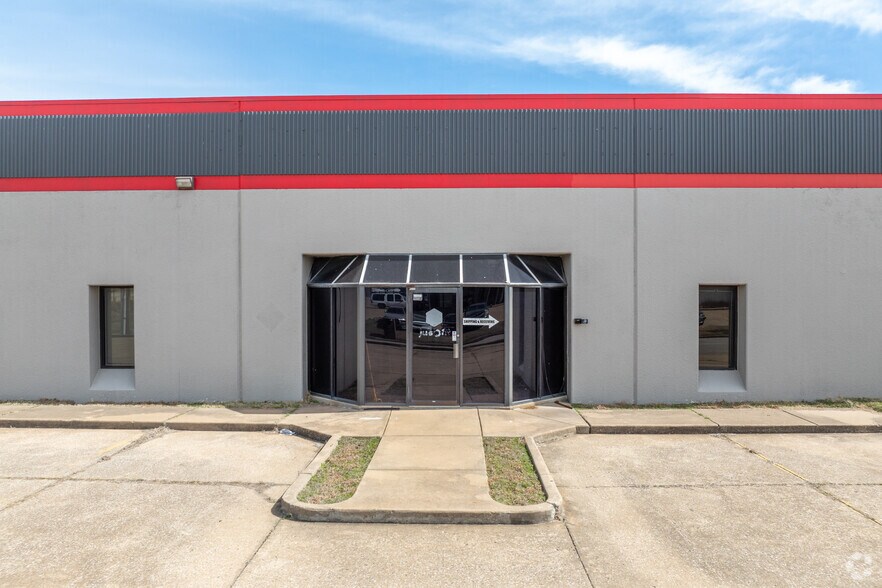 5555-5563 S 104th East Ave, Tulsa, OK à louer - Photo de l’immeuble – Image 3 sur 4
