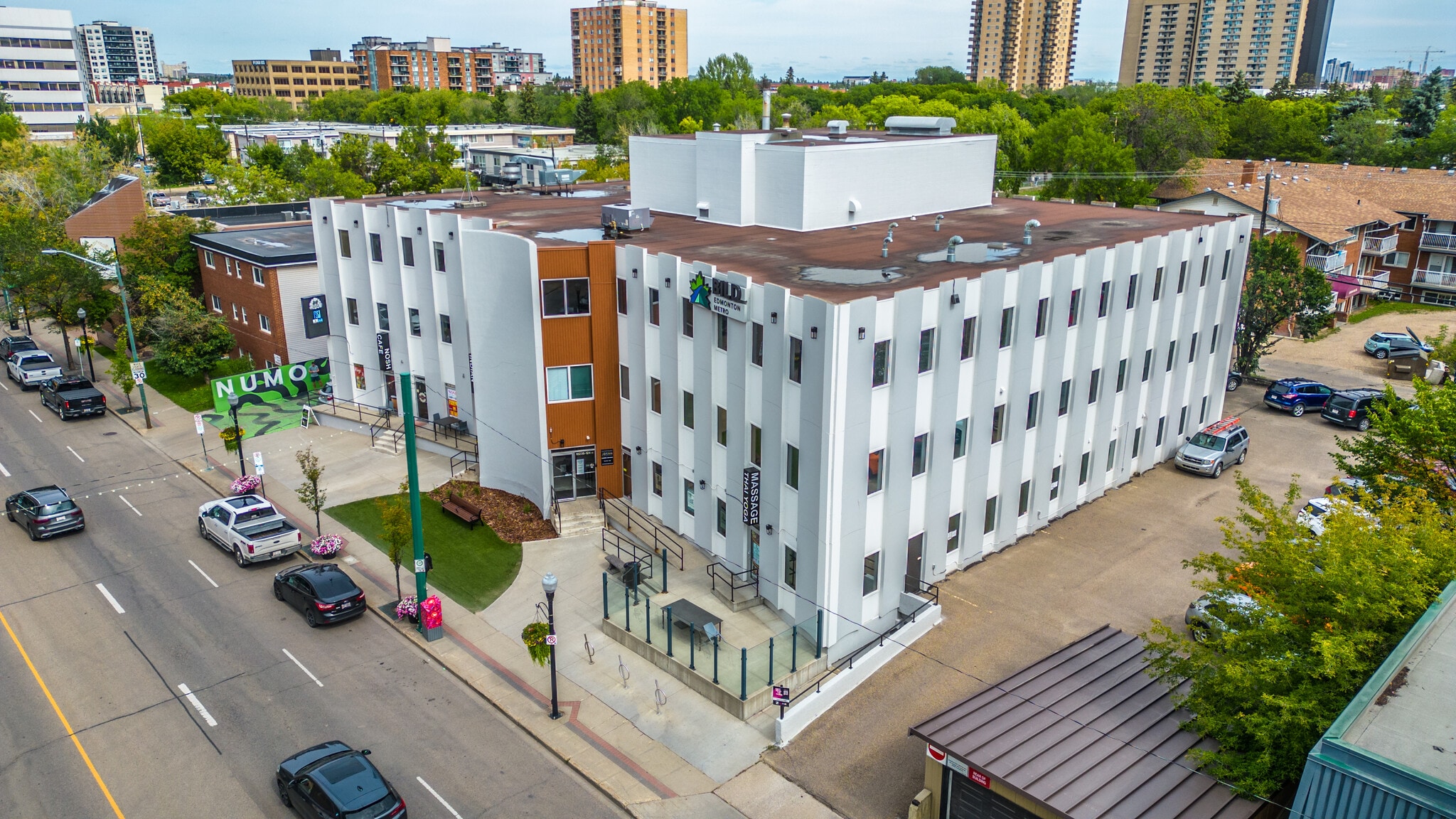 10235 124th St, Edmonton, AB à louer Photo de l’immeuble– Image 1 sur 5