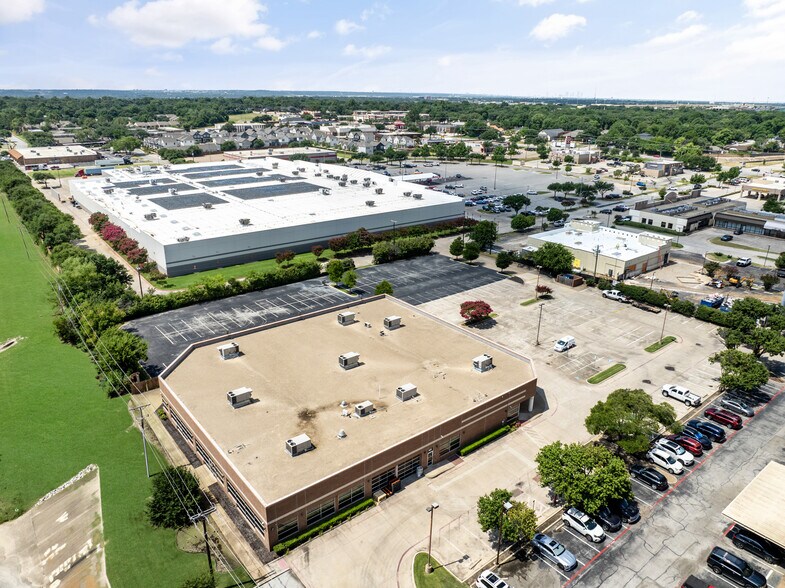 689 Airport Fwy, Hurst, TX à vendre - Photo de l’immeuble – Image 3 sur 18