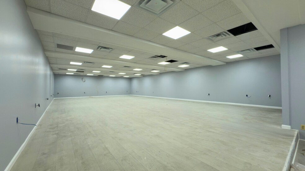 36 W Railroad Ave, Jamesburg, NJ à louer - Photo de l’immeuble – Image 3 sur 14