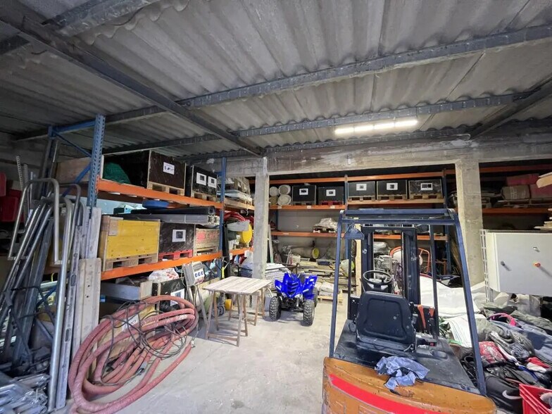 Local d’activités dans La Crau à louer - Photo de l’immeuble – Image 3 sur 8