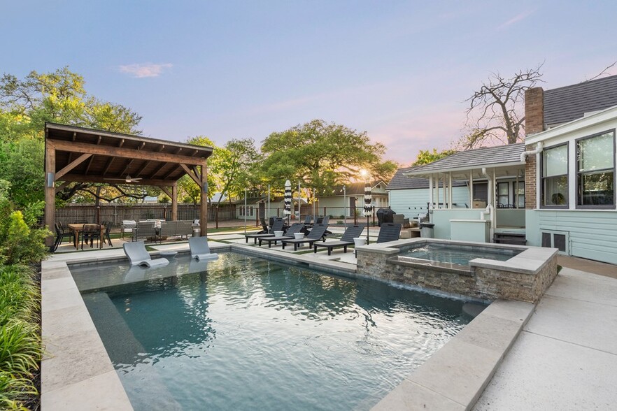 619 W Main St, Fredericksburg, TX à vendre - Photo de l’immeuble – Image 3 sur 32
