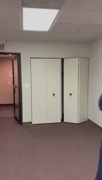 632 N 1st Bank Dr, Palatine, IL à louer - Vidéo sur l’annonce professionnelle – Image 2 sur 9