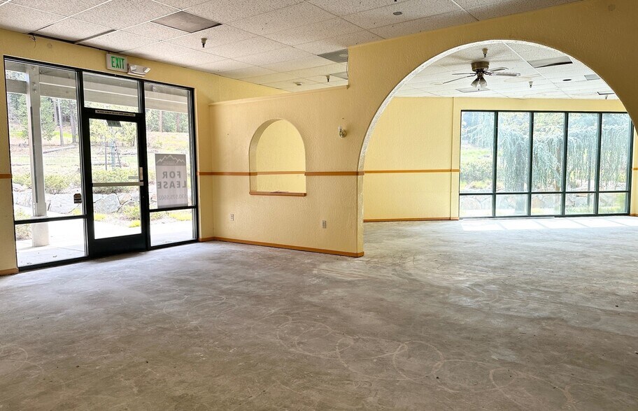 998 Plaza Dr, Grass Valley, CA à louer - Photo intérieure – Image 2 sur 7