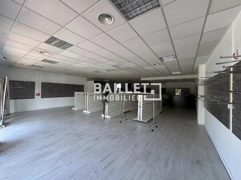 Local commercial dans Villeneuve-Loubet à louer - Photo de l’immeuble – Image 3 sur 11