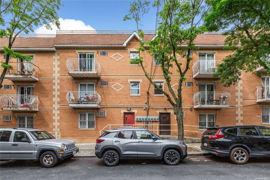 585 E 178th St, Bronx, NY à vendre - Photo de l’immeuble – Image 2 sur 2