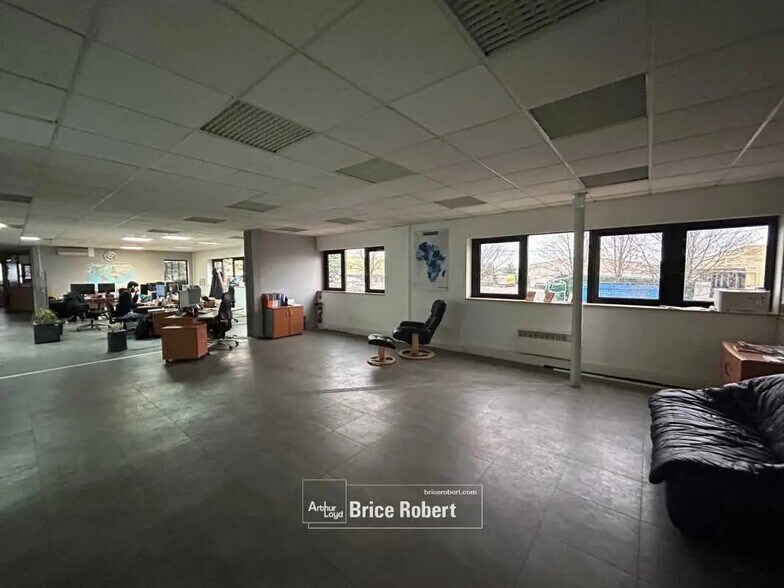 Local d’activités dans Genas à louer - Photo intérieure – Image 2 sur 32