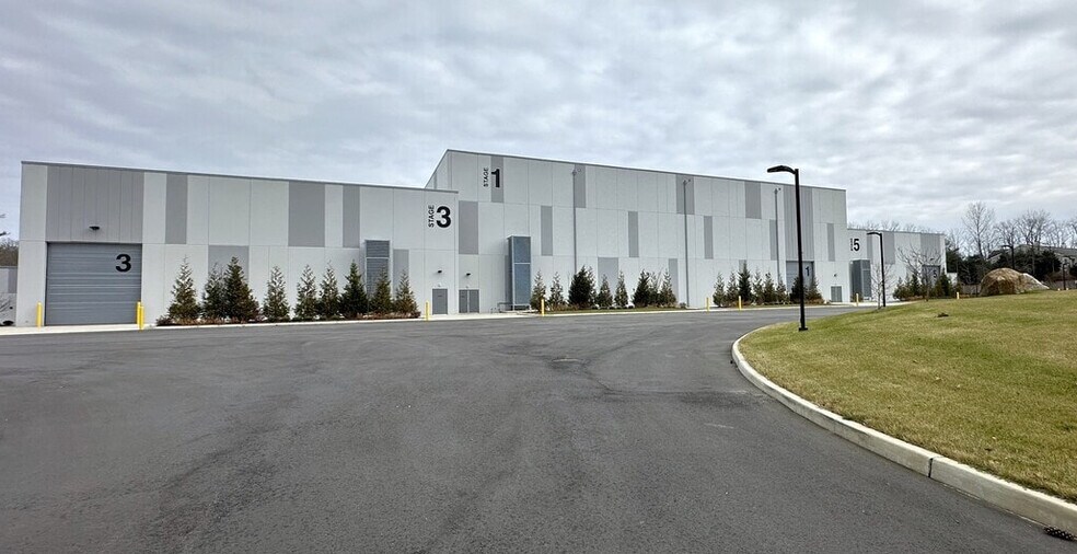 382 Channel Dr, Port Washington, NY à louer - Photo de l’immeuble – Image 1 sur 23