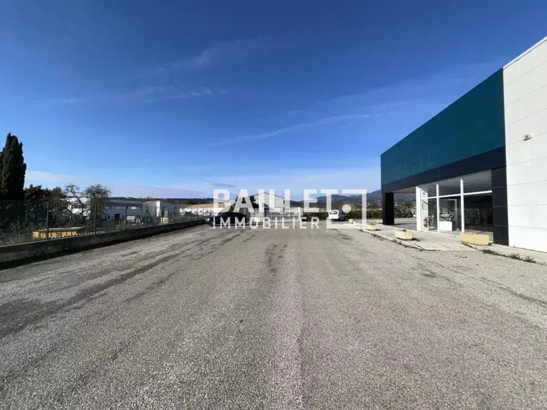 Local commercial dans Tourrettes à vendre - Photo de l’immeuble – Image 3 sur 16