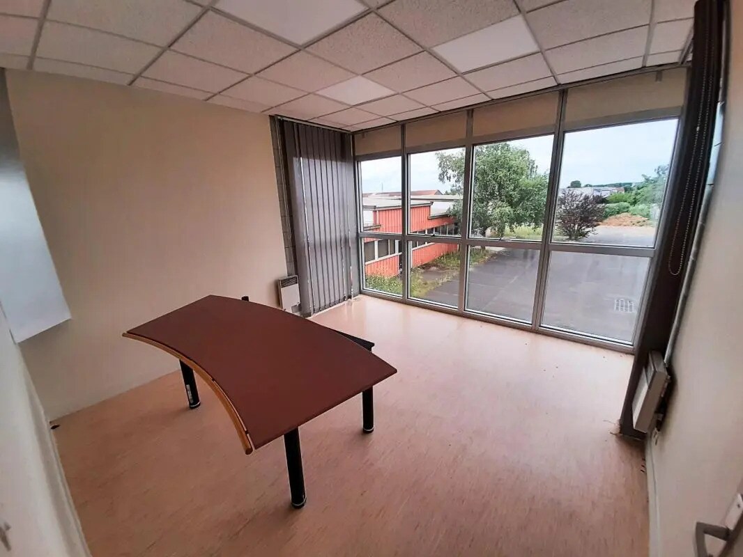 Local commercial dans Neuville-de-Poitou à louer Photo intérieure– Image 1 sur 6