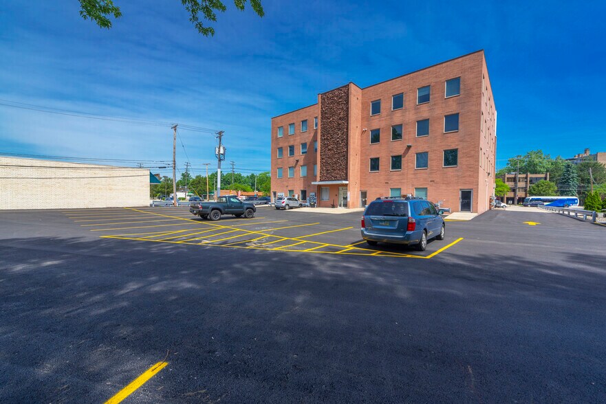 6659 Pearl Rd, Parma Heights, OH à louer - Photo de l’immeuble – Image 3 sur 7