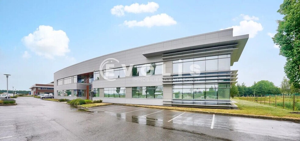 524 Avenue Marguerite Perey, Lieusaint à louer - Photo de l’immeuble – Image 2 sur 14