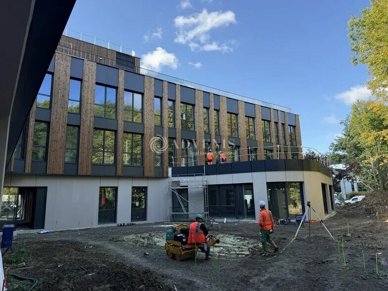 Bureau dans Champs-sur-Marne à louer - Photo de l’immeuble – Image 2 sur 12