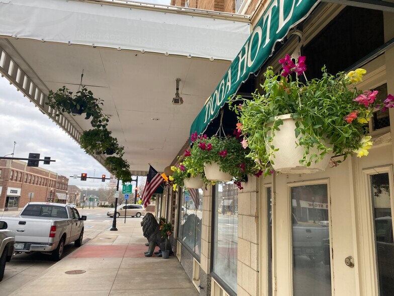 12 E Main St, Chanute, KS à vendre - Photo de l’immeuble – Image 3 sur 29