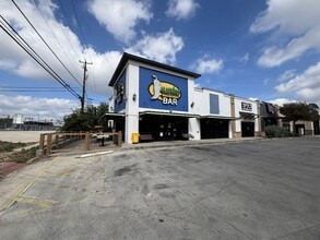 12030 Bandera Rd, Helotes, TX à louer Photo de l’immeuble– Image 1 sur 17