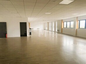 Local d’activités dans Brie-Comte-Robert à louer Photo intérieure– Image 2 sur 3