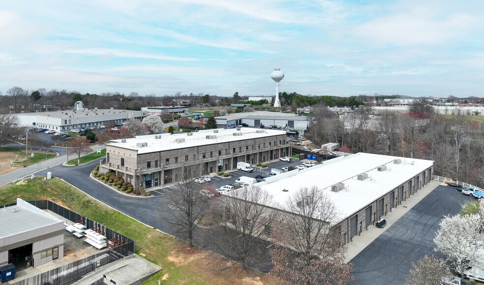 131 Crosslake Park Dr, Mooresville, NC à louer - Photo de l’immeuble – Image 3 sur 15