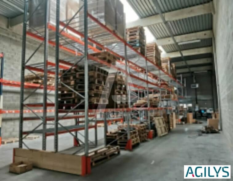 Local d’activités dans Coignières à louer - Photo intérieure – Image 1 sur 3