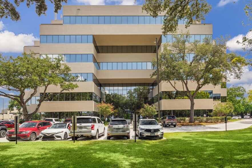 2825 Wilcrest Dr, Houston, TX à louer - Photo de l’immeuble – Image 3 sur 7