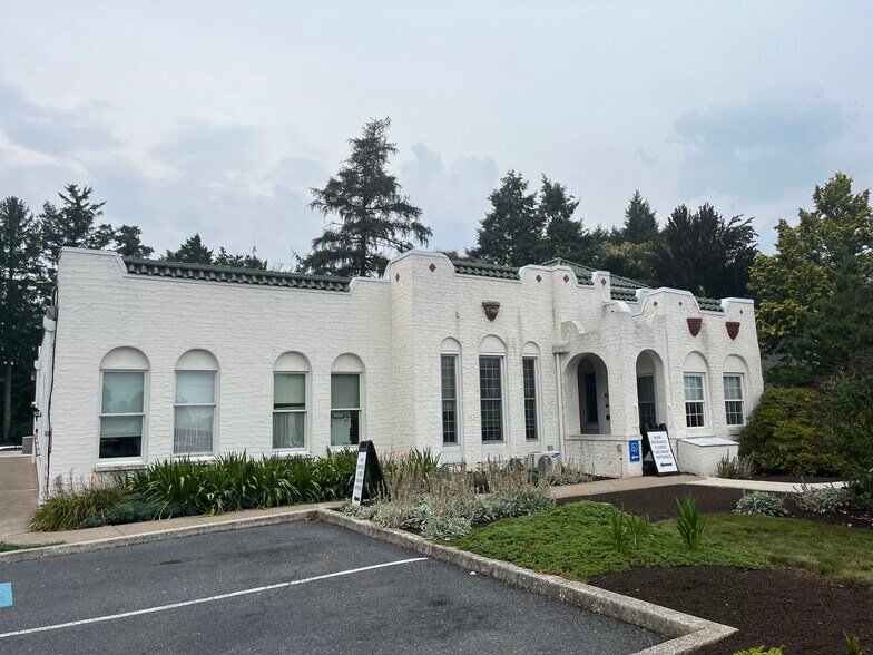 3912 Trindle Rd, Camp Hill, PA à louer - Photo de l’immeuble – Image 2 sur 7