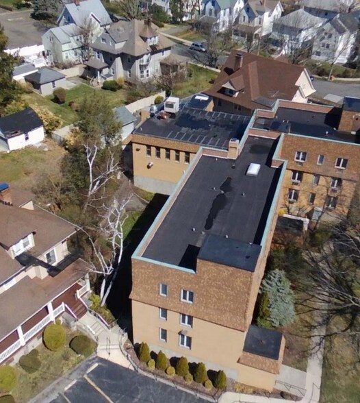 39 Willow Dr, New Rochelle, NY à vendre - Photo principale – Image 1 sur 1